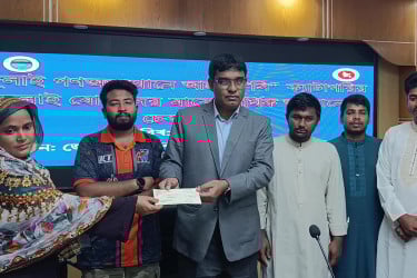পঞ্চগড়ে জুলাই অভ্যুত্থানে আহতদের মাঝে অনুদানের চেক বিতরণ