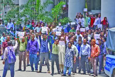 বিক্ষোভে উত্তাল সচিবালয়