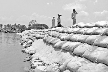 হুমকিতে বেড়িবাঁধ, আতঙ্কে মানুষ