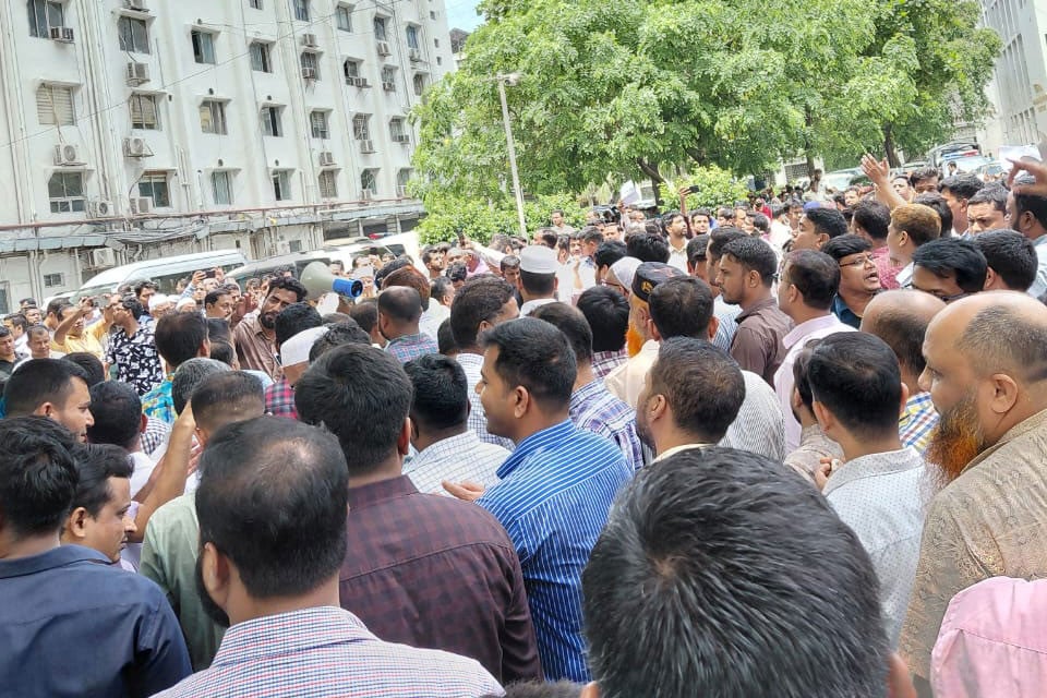 কর্মচারিদের দাবি প্রধান উপদেষ্টাকে অবহিত করবেন মন্ত্রিপরিষদ সচিব
