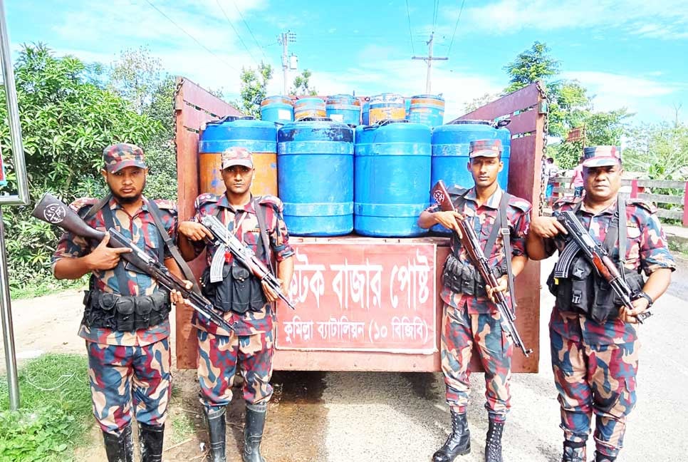 কোটি টাকার চিংড়ি রেনু ফেলে পালাল চোরাকারবারিরা
