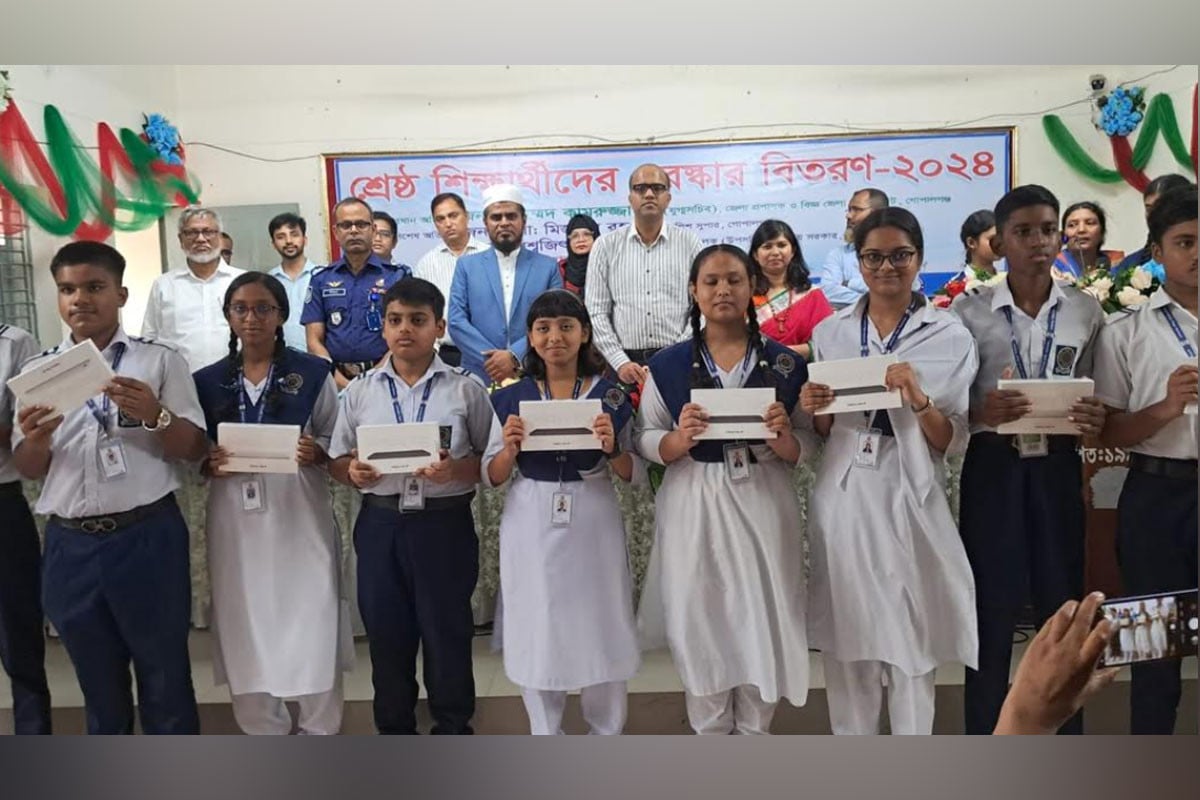 গোপালগঞ্জে ১৬ শিক্ষার্থী পেল ‘বেস্ট স্টুডেন্ট অ্যাওয়ার্ড’