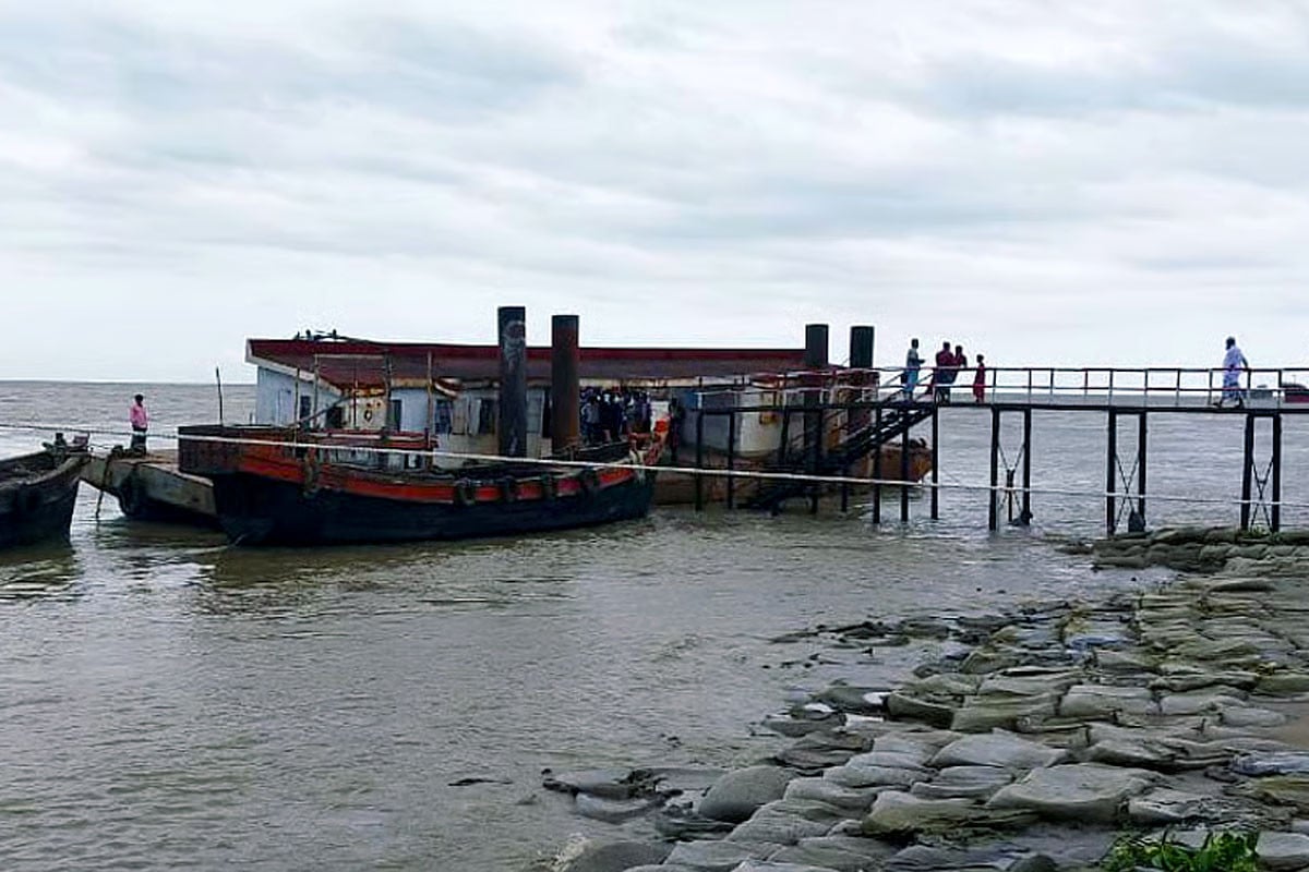 হাতিয়ার সঙ্গে সারাদেশের নৌ-যোগাযোগ বন্ধ