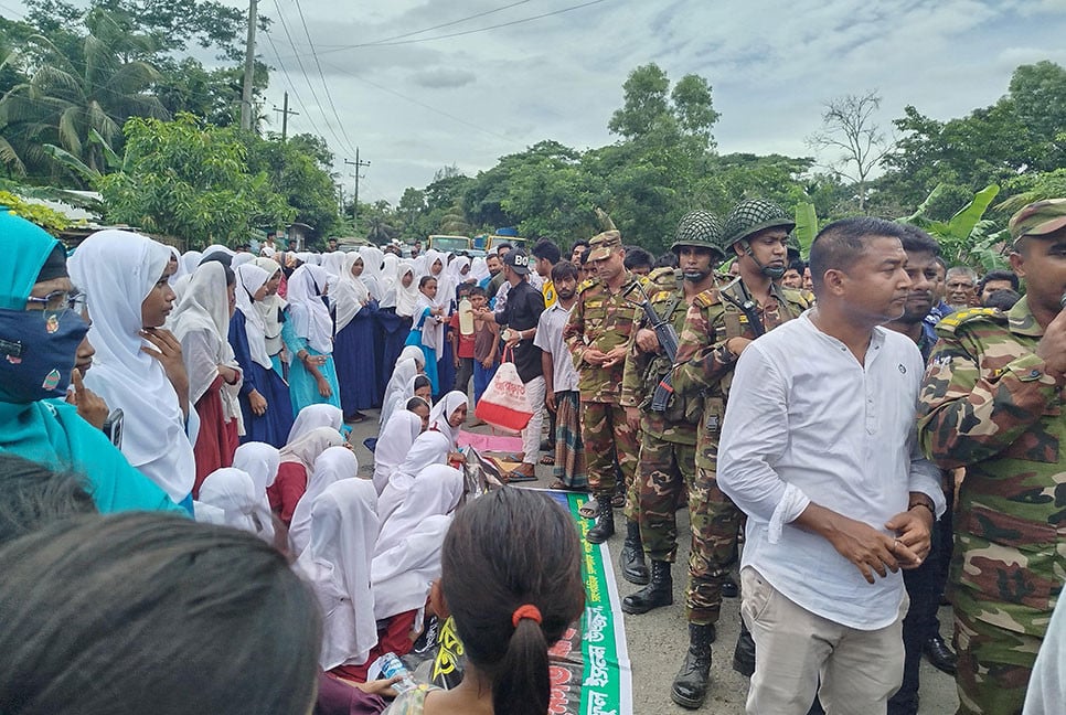 নোয়াখালীতে ছাত্রদলকর্মী রাফির হত্যাকারীকে গ্রেফতার দাবিতে সড়ক অবরোধ