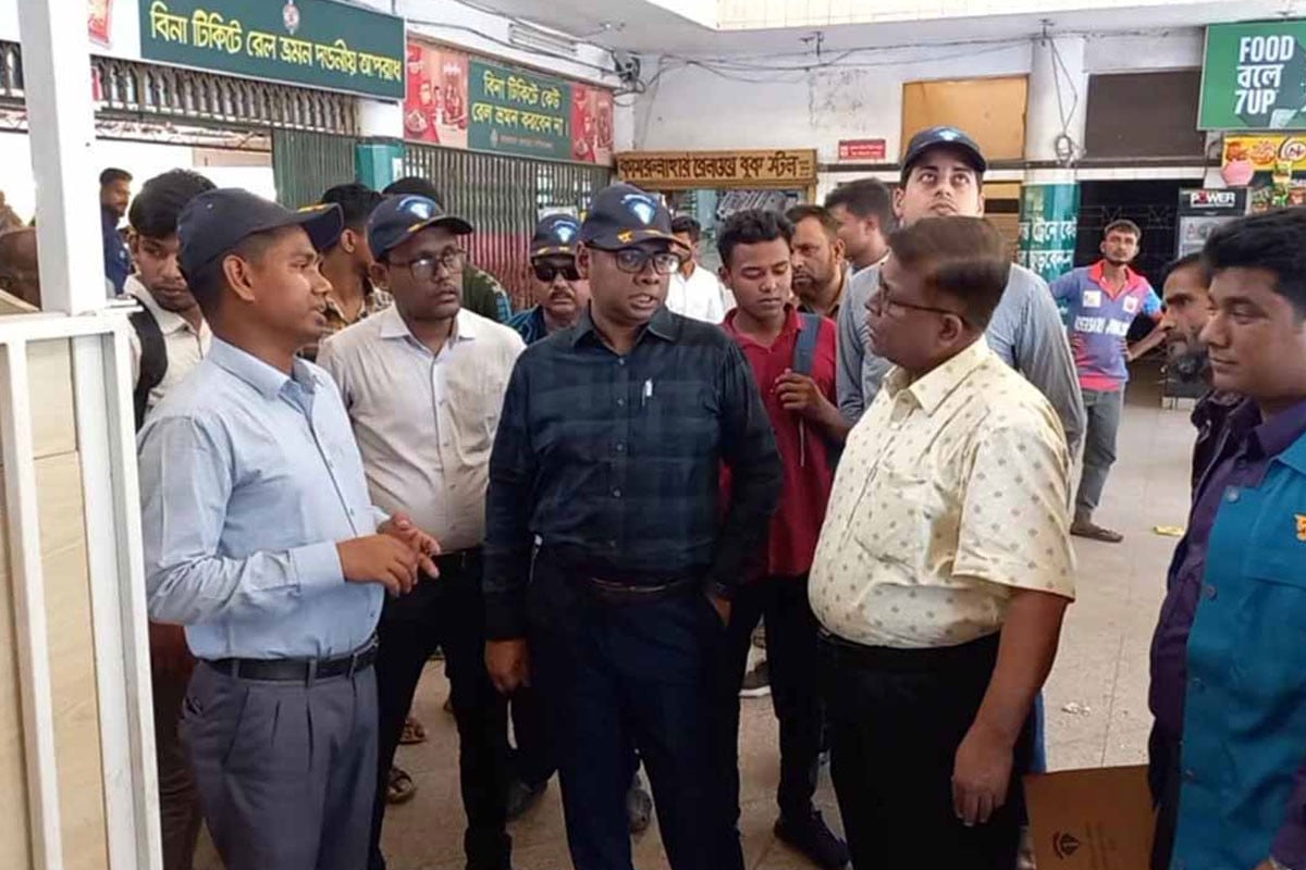 রংপুর রেলস্টেশনে দুদকের অভিযান
