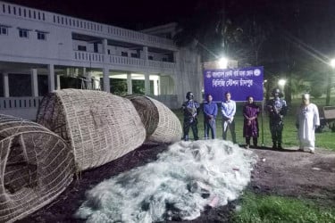 চাঁদপুরে নদীতে অভিযান, জব্দ জাল ও চাই