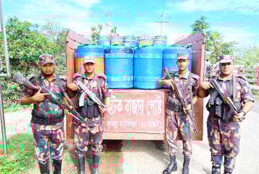 কোটি টাকার চিংড়ি রেনু ফেলে পালাল চোরাকারবারিরা