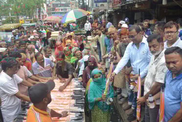জিয়াউর রহমানের শাহাদাতবার্ষিকীতে ছাতা ও স্যালাইন বিতরণ