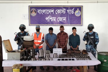 মোংলা বন্দরে জাহাজে ডাকাতির ঘটনায় আটক ৩