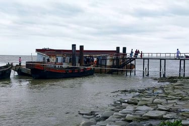 হাতিয়ার সঙ্গে সারাদেশের নৌ-যোগাযোগ বন্ধ