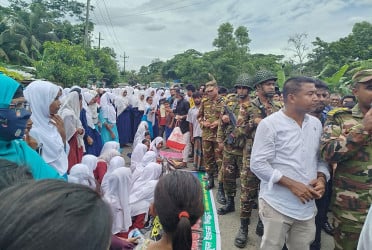 নোয়াখালীতে ছাত্রদলকর্মী রাফির হত্যাকারীকে গ্রেফতার দাবিতে সড়ক অবরোধ