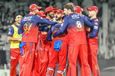 কলকাতা-মুম্বাইয়ের রেকর্ড ভাঙল বেঙ্গালুরু