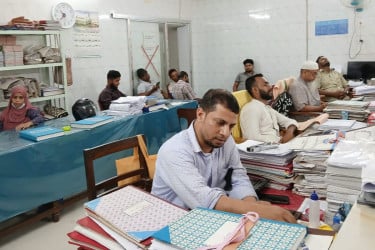 কুমিল্লায় শিক্ষা প্রতিষ্ঠানে কর্মচারীদের কর্মবিরতি