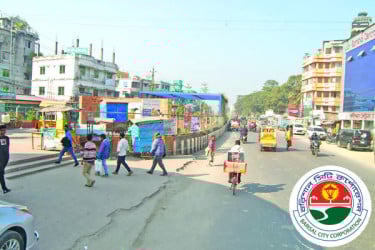 মহাসড়ক দখল করে পার্ক