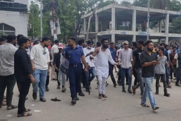নারায়ণগঞ্জে পশুর হাটের শিডিউল ক্রয় ‍নিয়ে দফায় দফায় সংঘর্ষ, আহত ২০