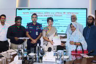 মুন্সিগঞ্জে তিন শহীদ পরিবারকে ৩০ লাখ টাকার সঞ্চয়পত্র প্রদান