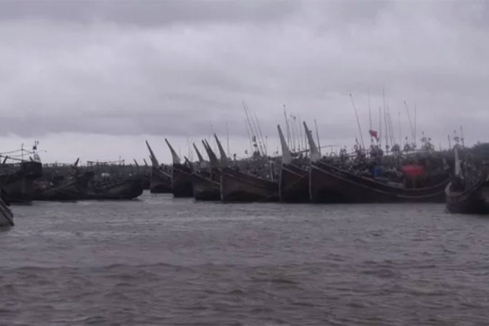 হাতিয়ার সঙ্গে সারাদেশের নৌ-যোগাযোগ বন্ধ