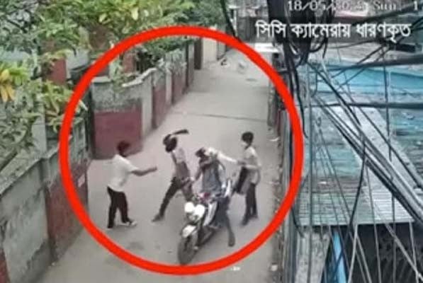 মগবাজারে কুপিয়ে ব্যাগ ছিনতাইয়ের ঘটনায় গ্রেফতার ৩
