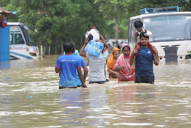 বৃষ্টিতে ৬ জেলায় বন্যার শঙ্কা