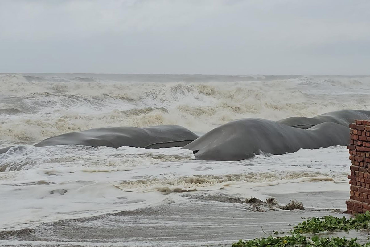 নিম্নচাপে প্লাবিত কক্সবাজার, মৃত্যু ১
