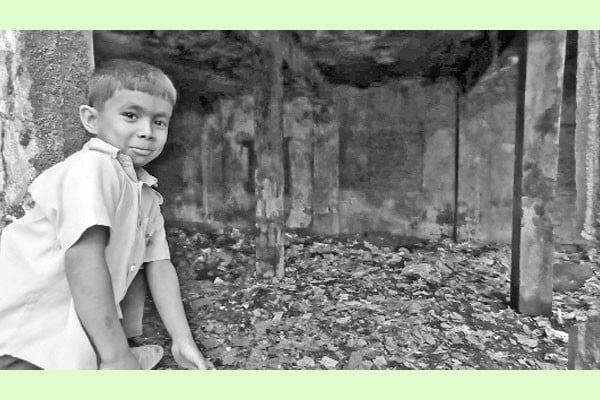 স্কুল ক্যাম্পাসে ময়লার ভাগাড়!