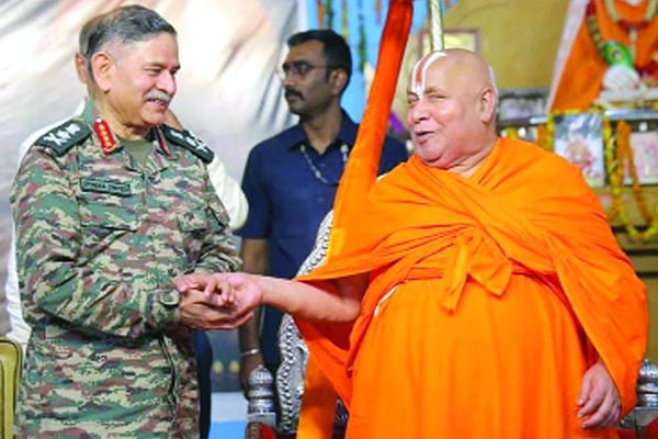 আধ্যাত্মিক গুরুর দ্বারস্থ ভারতীয় সেনাপ্রধান