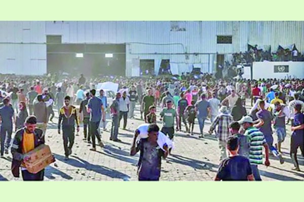 গাজার খাদ্য গুদামে হামলা ক্ষুধার্তদের, গুলিতে নিহত ২