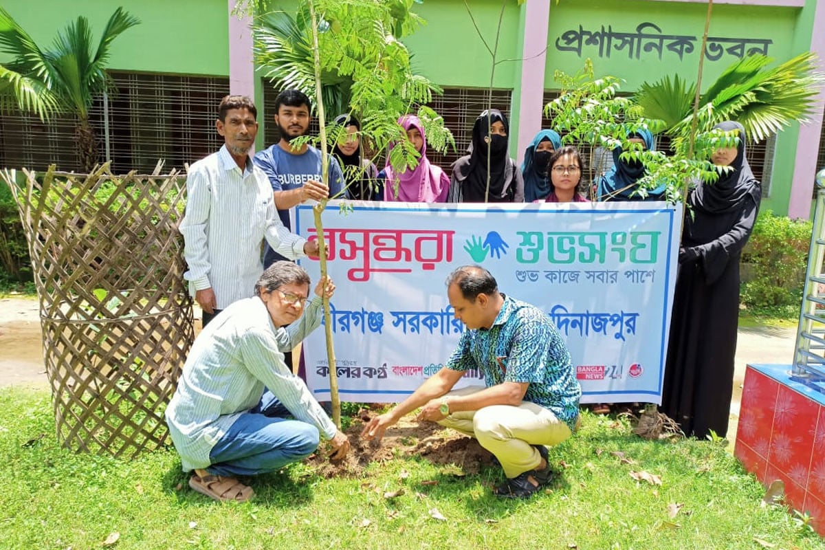 বীরগঞ্জে বসুন্ধরা শুভসংঘের উদ্যোগে বৃক্ষরোপণ কর্মসূচি