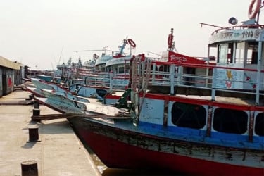 বৈরী আবহাওয়া: বরিশাল থেকে ছোট লঞ্চ চলাচল বন্ধ