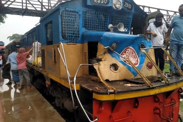 লাউয়াছড়ায় গাছের সঙ্গে ট্রেনের ধাক্কা, অল্পের জন্য রক্ষা