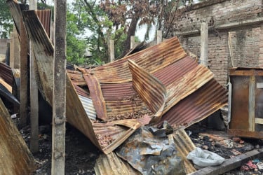 ব্রাহ্মণবাড়িয়ায় সহিংসতা: শতাধিক ঘরে আগুন, পালিয়েছে শত শত মানুষ