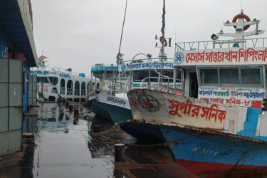 ভোলায় বৈরী আবহাওয়া: সব রুটে নৌযান চলাচল বন্ধ