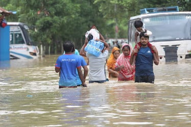 বৃষ্টিতে ৬ জেলায় বন্যার শঙ্কা