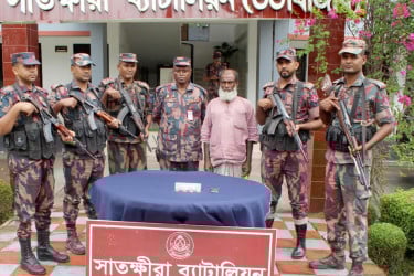 ভোমরা সীমান্ত থেকে ৪ পিস স্বর্ণের বারসহ চোরাকারবারি আটক