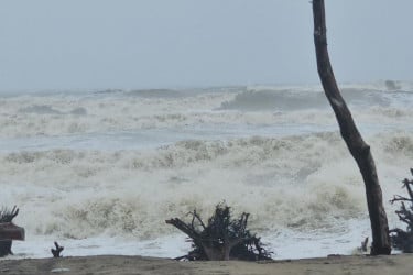 নিম্নচাপে প্লাবিত কক্সবাজার, মৃত্যু ১
