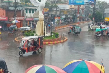ঝিনাইদহে দিনভর বৃষ্টিতে দুর্ভোগ