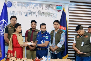 ঝিনাইদহে সাইবার সেলের অভিযানে উদ্ধার ৯৬টি মোবাইল ও ৯৩ হাজার টাকা