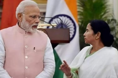 ‘নিজের স্ত্রীকে সিঁদুর দিচ্ছেন না কেন’, মোদিকে খোঁচা মমতার