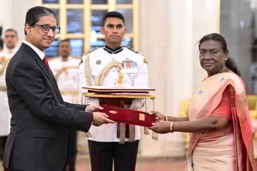 ভারতের রাষ্ট্রপতির কাছে বাংলাদেশ হাইকমিশনারের পরিচয়পত্র পেশ