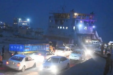 দৌলতদিয়া-পাটুরিয়া নৌরুটে ফেরি চলাচল শুরু