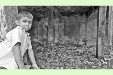 স্কুল ক্যাম্পাসে ময়লার ভাগাড়!