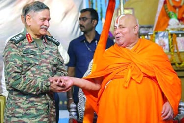 আধ্যাত্মিক গুরুর দ্বারস্থ ভারতীয় সেনাপ্রধান