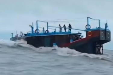 খুলনার যাওয়ার পথে কুতুবদিয়ার লবণবাহী ২টি ট্রলার ডুবি : নিখোঁজ ৮