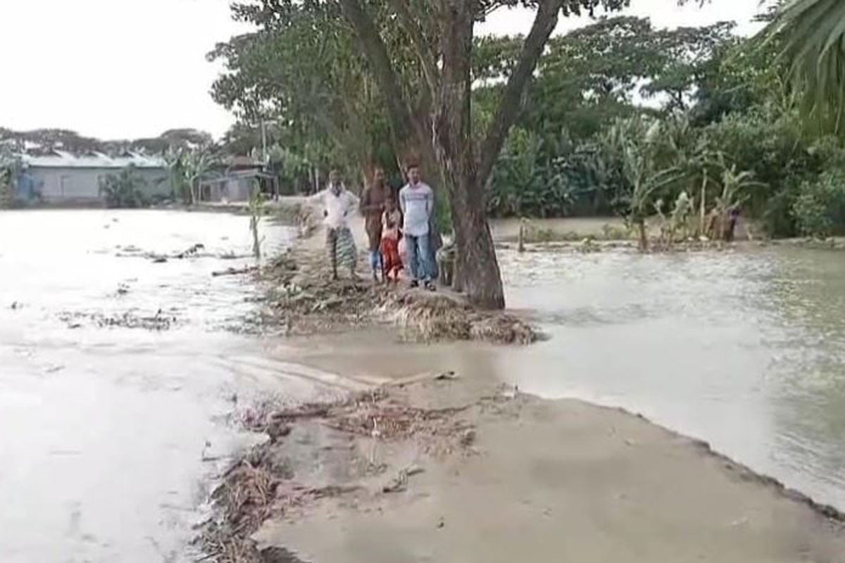 লক্ষ্মীপুরে নিম্নাঞ্চল প্লাবিত, যোগাযোগ বিচ্ছিন্ন-ফেরি চলাচল বন্ধ