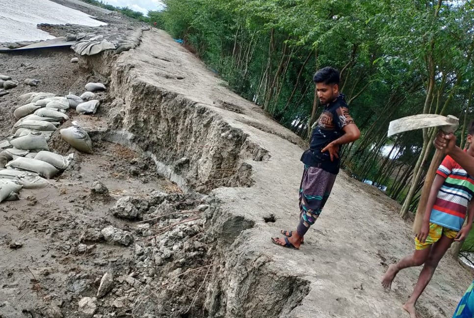 খুলনায় বেড়িবাঁধে ভাঙন, আতঙ্কে ১৫ হাজার মানুষ