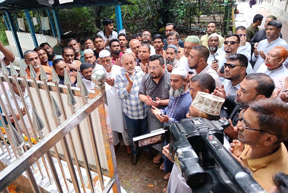 সাবেক হুইপ সৈয়দ ওয়াহিদুল আলমের কবর জিয়ারতে ব্যারিস্টার মীর হেলাল