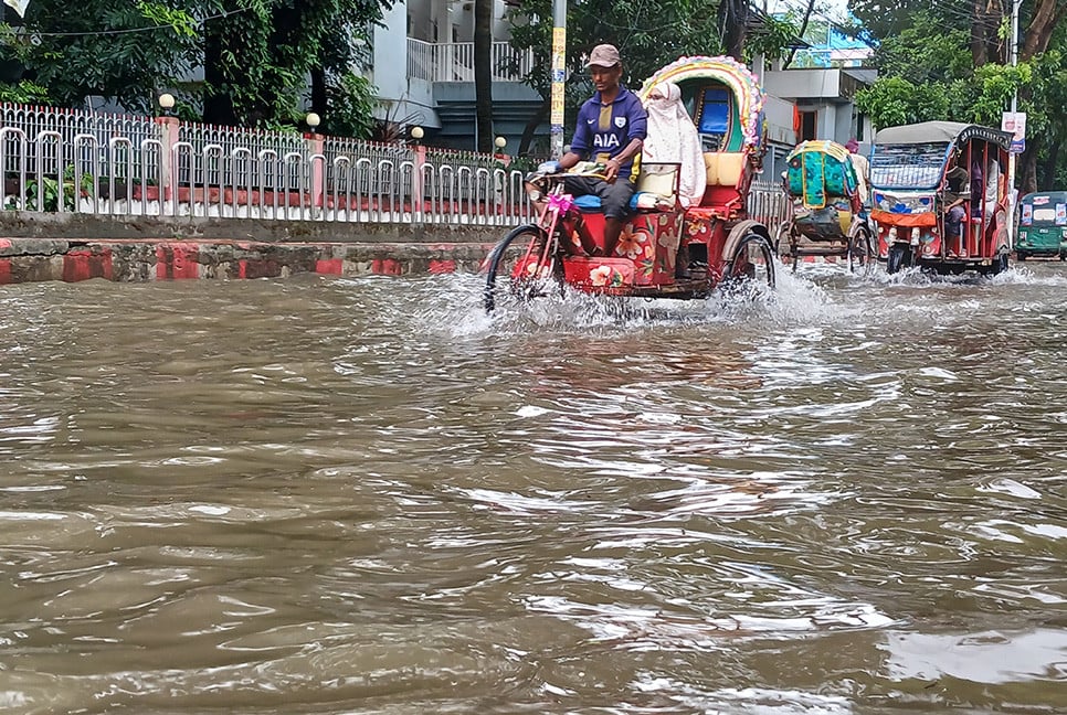 পানির নিচে কুমিল্লা নগরীর সড়ক, দুর্ভোগে নগরবাসী