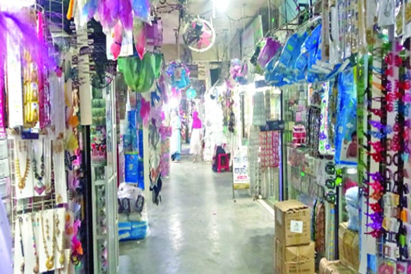 ছাড় দিয়েও মিলছে না ক্রেতা