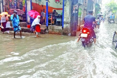 দিনভর বৃষ্টিতে স্থবির রাজধানী