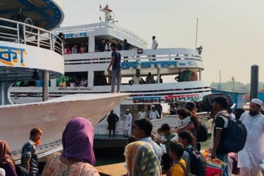 চাঁদপুর-ঢাকা নৌপথে ১৮ ঘণ্টা পর যাত্রীবাহী লঞ্চ চলাচল শুরু